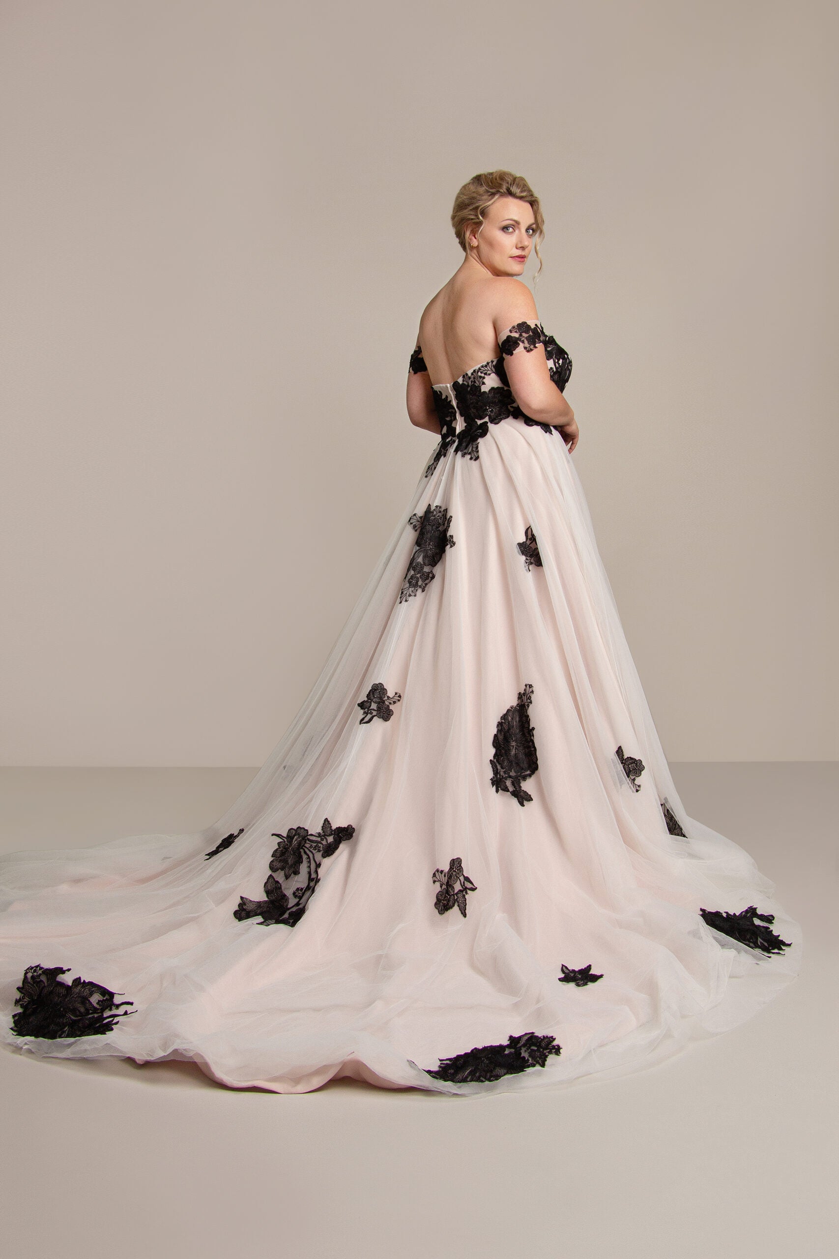 Scalloped Black Lace 3D Rose Long Train Prom Dress - Xdressy